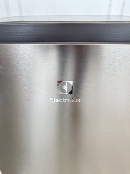 ตู้เย็นมินิบาร์ 1 ประตู แบรนด์ ELECTROLUX รุ่น EUM0930AD-TH ขนาดความจุ 3.3 คิว