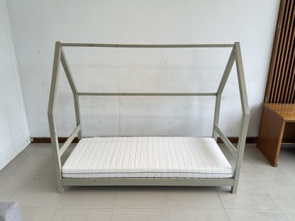 เตียงเด็ก ขนาด 3 ฟุต ทรงบ้าน พร้อมฟูกโฟม แบรนด์ IKEA รุ่น MALFORS