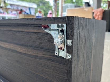 ตู้วางทีวีติดผนัง 3 ลิ้นชัก โครงไม้ MDF สีน้ำตาลลายไม้