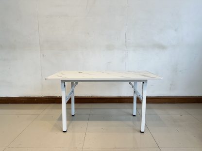 โต๊ะพับ ท็อปไม้ MDF ปิดผิวลายหินอ่อนสีขาว โครงขาเหล็กสีขาว ปลายขาปรับระดับความสูงได้