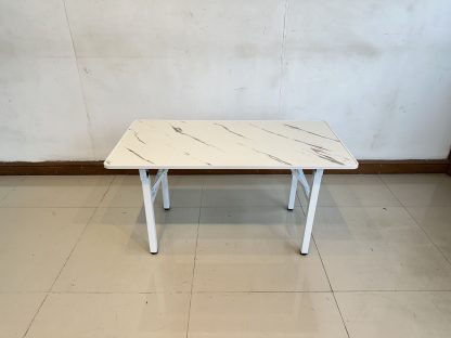 โต๊ะพับ ท็อปไม้ MDF ปิดผิวลายหินอ่อนสีขาว โครงขาเหล็กสีขาว ปลายขาปรับระดับความสูงได้