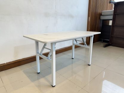 โต๊ะพับ ท็อปไม้ MDF ปิดผิวลายหินอ่อนสีขาว โครงขาเหล็กสีขาว ปลายขาปรับระดับความสูงได้