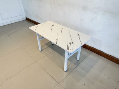 โต๊ะพับ ท็อปไม้ MDF ปิดผิวลายหินอ่อนสีขาว โครงขาเหล็กสีขาว ปลายขาปรับระดับความสูงได้