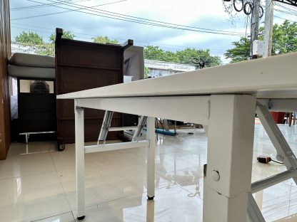 โต๊ะพับ ท็อปไม้ MDF ปิดผิวลายหินอ่อนสีขาว โครงขาเหล็กสีขาว ปลายขาปรับระดับความสูงได้