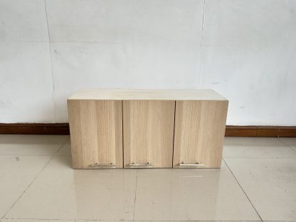 ตู้แขวนติดผนัง 3 บานเปิด มือจับพลาสติก โครงไม้ MDF สีบีช