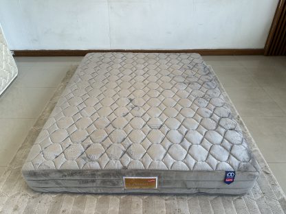 ที่นอนโฟมผสมยางพารา ขนาด 5 ฟุต หุ้มผ้าขนมิ้งสีเทา แบรนด์ SLUMBERLAND รุ่น ELEGANCE