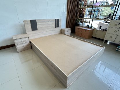 เตียง ขนาด 5 ฟุต โครงไม้ MDF สีบีชลายไม้ พร้อมตู้ข้างเตียง 2 ใบ