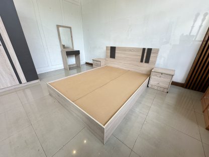 เตียง ขนาด 5 ฟุต โครงไม้ MDF สีบีชลายไม้ พร้อมตู้ข้างเตียง 2 ใบ
