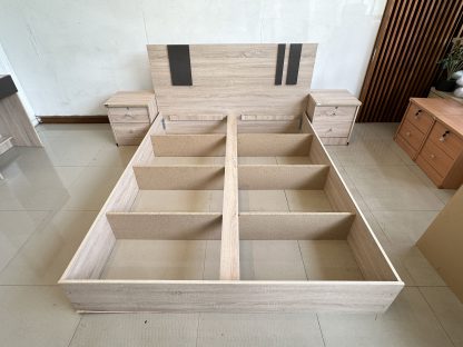 เตียง ขนาด 5 ฟุต โครงไม้ MDF สีบีชลายไม้ พร้อมตู้ข้างเตียง 2 ใบ