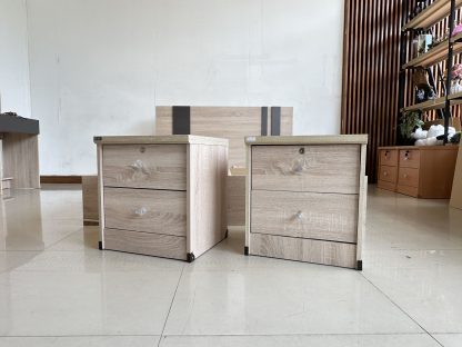 เตียง ขนาด 5 ฟุต โครงไม้ MDF สีบีชลายไม้ พร้อมตู้ข้างเตียง 2 ใบ