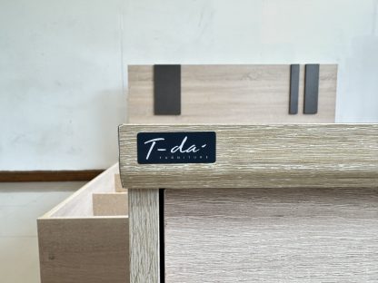 เตียง ขนาด 5 ฟุต โครงไม้ MDF สีบีชลายไม้ พร้อมตู้ข้างเตียง 2 ใบ