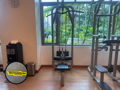 11 เครื่องฝึกกล้ามเนื้อแผ่นหลังและกล้ามเนื้อแขน แบรนด์ Technogym (Element Lat Pulldown)