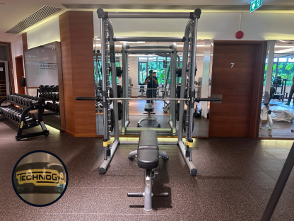 9 เครื่องฝึกสควอทและเบนช์เพรสบรนด์ Technogym (Smith Machine)