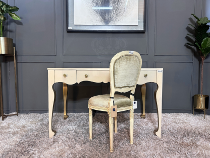 16 โต๊ะทำงานไม้ 3 ลิ้นชัก แบรนด์ Hooker Furniture พร้อมเก้าอี้ไม้แกะลาย สไตล์ยุโรป เบาะผ้ากำมะหยี่สีเขียว แบรนด์ Jansen