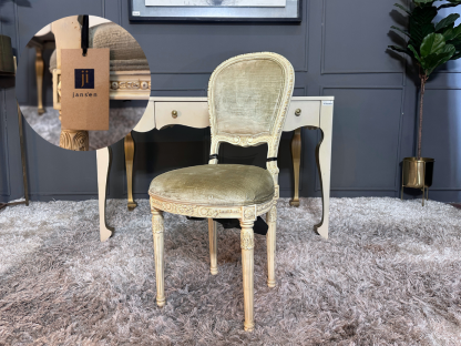 16 โต๊ะทำงานไม้ 3 ลิ้นชัก แบรนด์ Hooker Furniture พร้อมเก้าอี้ไม้แกะลาย สไตล์ยุโรป เบาะผ้ากำมะหยี่สีเขียว แบรนด์ Jansen