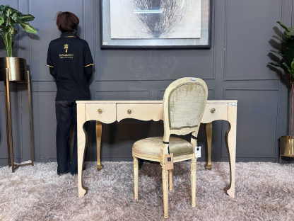 16 โต๊ะทำงานไม้ 3 ลิ้นชัก แบรนด์ Hooker Furniture พร้อมเก้าอี้ไม้แกะลาย สไตล์ยุโรป เบาะผ้ากำมะหยี่สีเขียว แบรนด์ Jansen