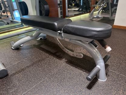 7 เครื่องฝึกสควอทและเบนช์เพรสบรนด์ Technogym