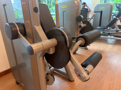 8 เครื่องบริหารขา แบรนด์ Technogym (Element Leg Curl)