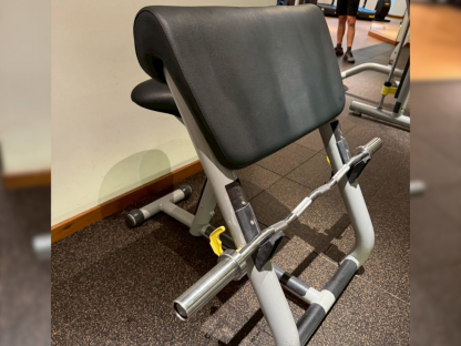 4 เครื่องฝึกกล้ามเนื้อบิเซ็ปส์ แบรนด์ Technogym (Picher Curl)