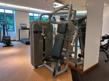 1 เครื่องฝึกแผ่นอก แบรนด์ Technogym Chest Press