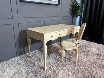 16 โต๊ะทำงานไม้ 3 ลิ้นชัก แบรนด์ Hooker Furniture พร้อมเก้าอี้ไม้แกะลาย สไตล์ยุโรป เบาะผ้ากำมะหยี่สีเขียว แบรนด์ Jansen