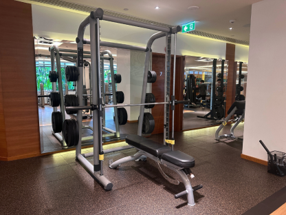 7 เครื่องฝึกสควอทและเบนช์เพรสบรนด์ Technogym