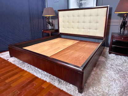 26 เตียงนอนไม้ขนาด 6.5 ฟุต หัวเตียงบุหนังแท้สีขาว แบรนด์ Bernhardt