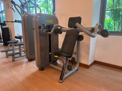 9 เครื่องฝึกเบนช์กดไหล่แบบนั่ง แบรนด์ Technogym (Shoulder Press)