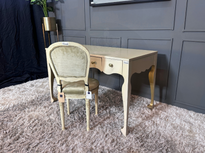 16 โต๊ะทำงานไม้ 3 ลิ้นชัก แบรนด์ Hooker Furniture พร้อมเก้าอี้ไม้แกะลาย สไตล์ยุโรป เบาะผ้ากำมะหยี่สีเขียว แบรนด์ Jansen