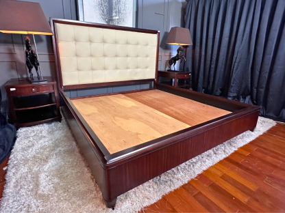 26 เตียงนอนไม้ขนาด 6.5 ฟุต หัวเตียงบุหนังแท้สีขาว แบรนด์ Bernhardt