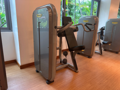 9 เครื่องฝึกเบนช์กดไหล่แบบนั่ง แบรนด์ Technogym (Shoulder Press)