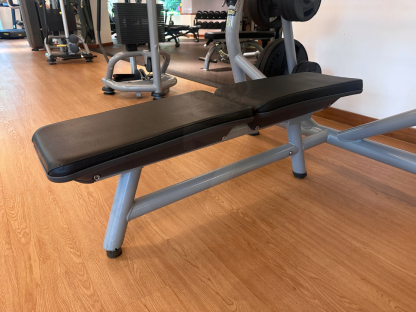 5 เครื่องฝึกเบนช์เพรสแบบราบ แบรนด์ Technogym (Olympic Flat Bench)