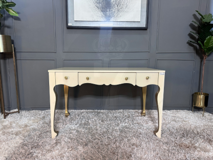 16 โต๊ะทำงานไม้ 3 ลิ้นชัก แบรนด์ Hooker Furniture พร้อมเก้าอี้ไม้แกะลาย สไตล์ยุโรป เบาะผ้ากำมะหยี่สีเขียว แบรนด์ Jansen