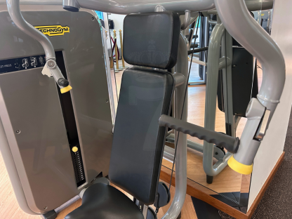 1 เครื่องฝึกแผ่นอก แบรนด์ Technogym Chest Press