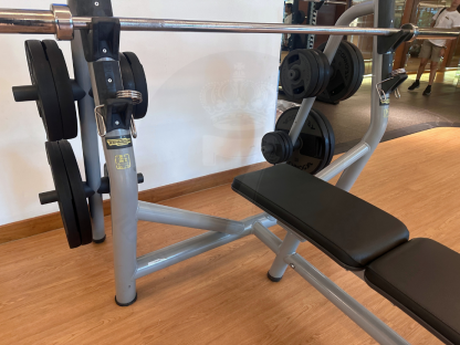 5 เครื่องฝึกเบนช์เพรสแบบราบ แบรนด์ Technogym (Olympic Flat Bench)