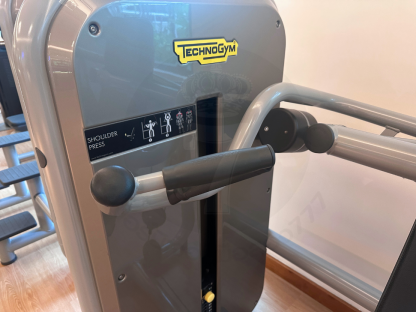 9 เครื่องฝึกเบนช์กดไหล่แบบนั่ง แบรนด์ Technogym (Shoulder Press)