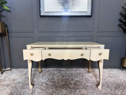 16 โต๊ะทำงานไม้ 3 ลิ้นชัก แบรนด์ Hooker Furniture พร้อมเก้าอี้ไม้แกะลาย สไตล์ยุโรป เบาะผ้ากำมะหยี่สีเขียว แบรนด์ Jansen