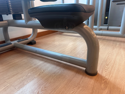 11 เครื่องฝึกกล้ามเนื้อแผ่นหลังและกล้ามเนื้อแขน แบรนด์ Technogym (Element Lat Pulldown)