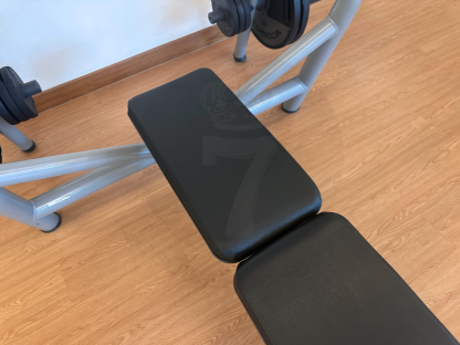 5 เครื่องฝึกเบนช์เพรสแบบราบ แบรนด์ Technogym (Olympic Flat Bench)