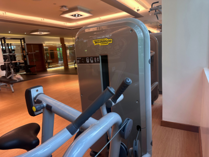 2 ฝึกกล้ามเนื้อแผ่นหลังส่วนบน แบรนด์ Technogym (Element Low Row)