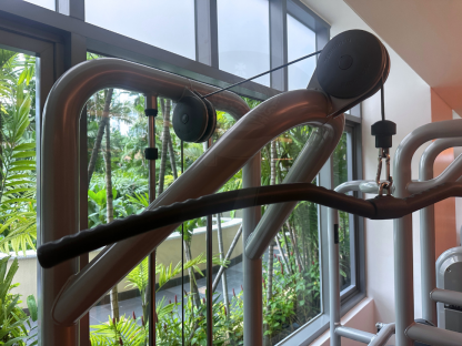 11 เครื่องฝึกกล้ามเนื้อแผ่นหลังและกล้ามเนื้อแขน แบรนด์ Technogym (Element Lat Pulldown)