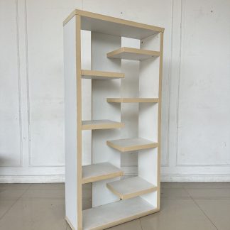 ชั้นโชว์ 12 ช่องวาง โครงไม้ MDF สีขาว ขาพลาสติก