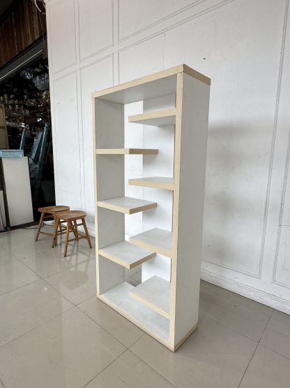ชั้นโชว์ 7 ชั้นวาง โครงไม้ MDF สีขาว ปิดขอบลามิเนตสีครีม