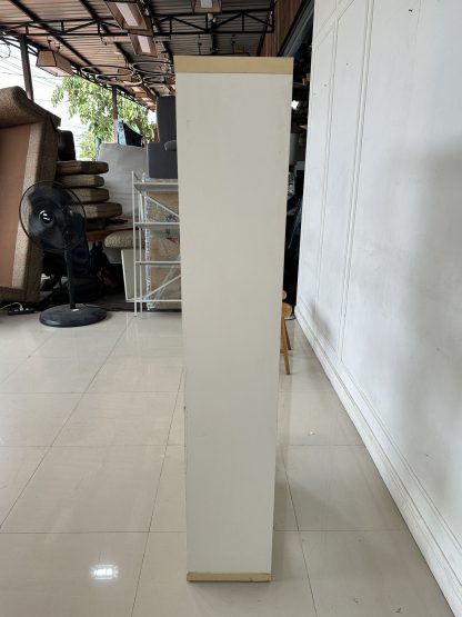 ชั้นโชว์ 7 ชั้นวาง โครงไม้ MDF สีขาว ปิดขอบลามิเนตสีครีม