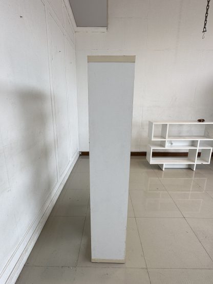 ชั้นโชว์ 7 ชั้นวาง โครงไม้ MDF สีขาว ปิดขอบลามิเนตสีครีม