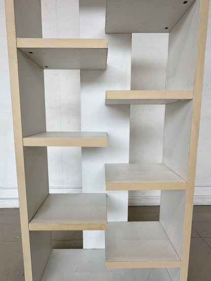 ชั้นโชว์ 7 ชั้นวาง โครงไม้ MDF สีขาว ปิดขอบลามิเนตสีครีม