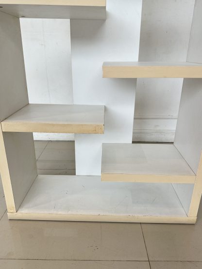 ชั้นโชว์ 7 ชั้นวาง โครงไม้ MDF สีขาว ปิดขอบลามิเนตสีครีม