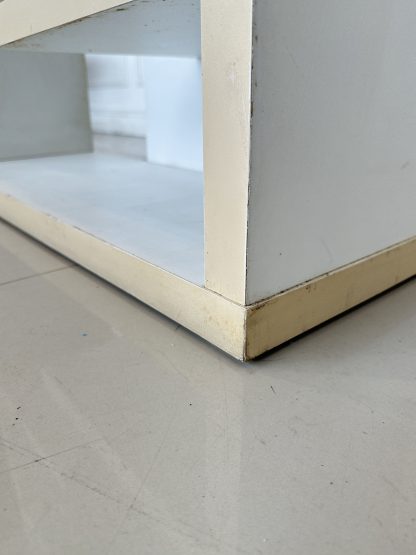 ชั้นโชว์ 7 ชั้นวาง โครงไม้ MDF สีขาว ปิดขอบลามิเนตสีครีม