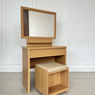 โต๊ะเครื่องแป้ง 3 ลิ้นชัก 1 บานเปิด พร้อมมือจับ ไม้ MDF สีน้ำตาล