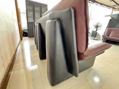 เก้าอี้อาร์มแชร์ เบาะหนัง PU สีม่วงเข้ม โครงสีดำ ขาไม้จริง